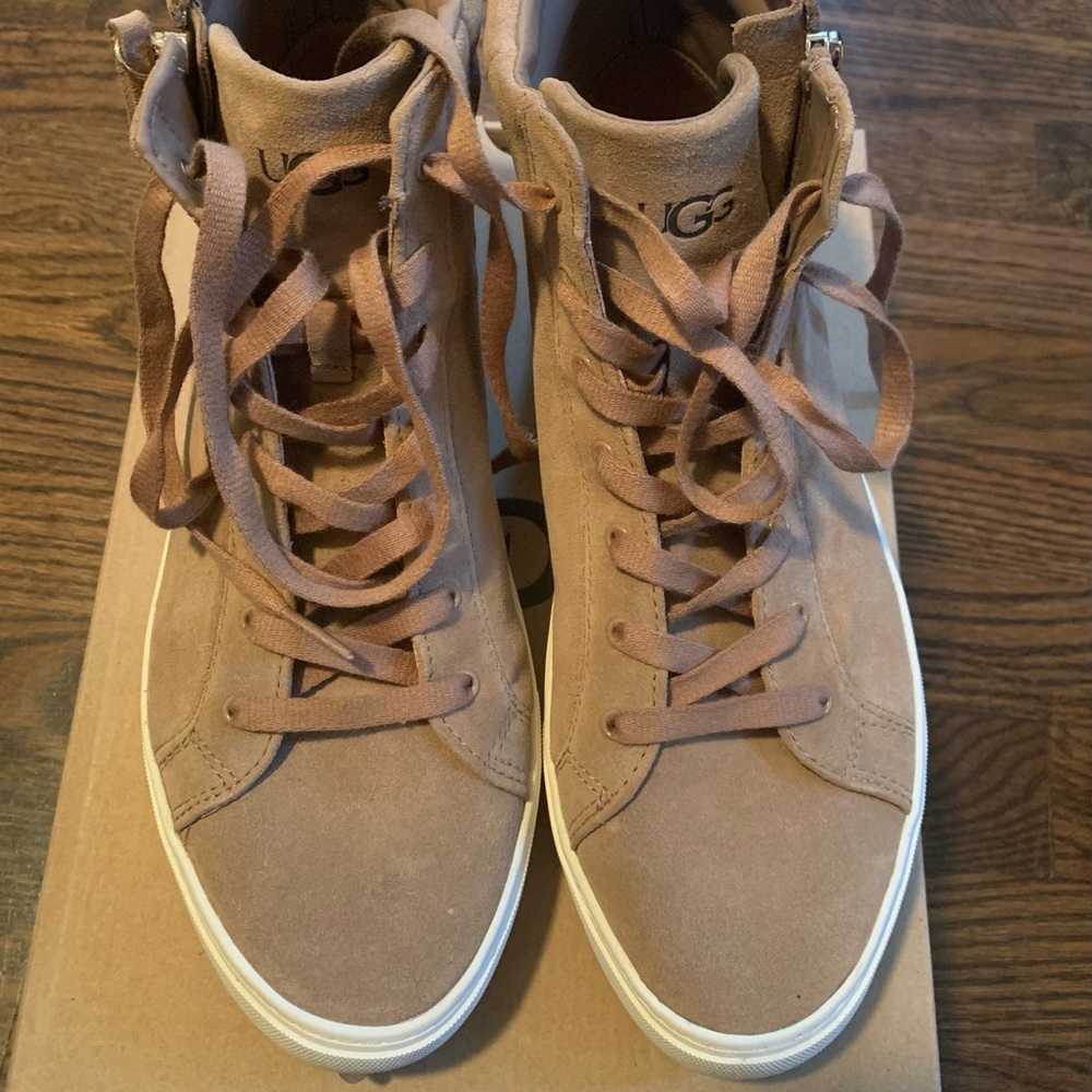 Mint previously loved Authentic Ugg Olli sneaker